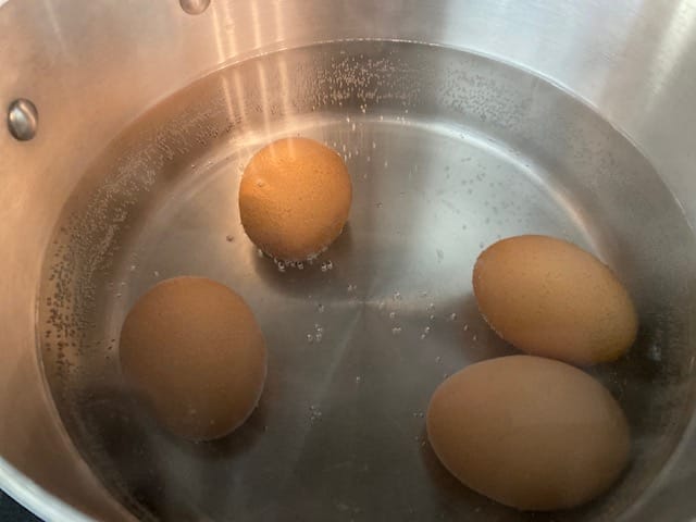 Hard boiled eggs / eggs in water