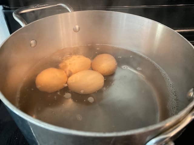 Hard boiled eggs / eggs in boiling water